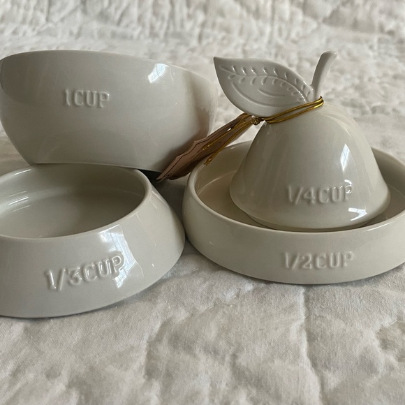 White ceramic pear shaped nested measuring cups. - Picture 5 of 6